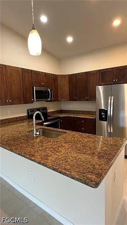3 bed, 2.0 bath, 1560 sqft, $1,770 — Photo 3