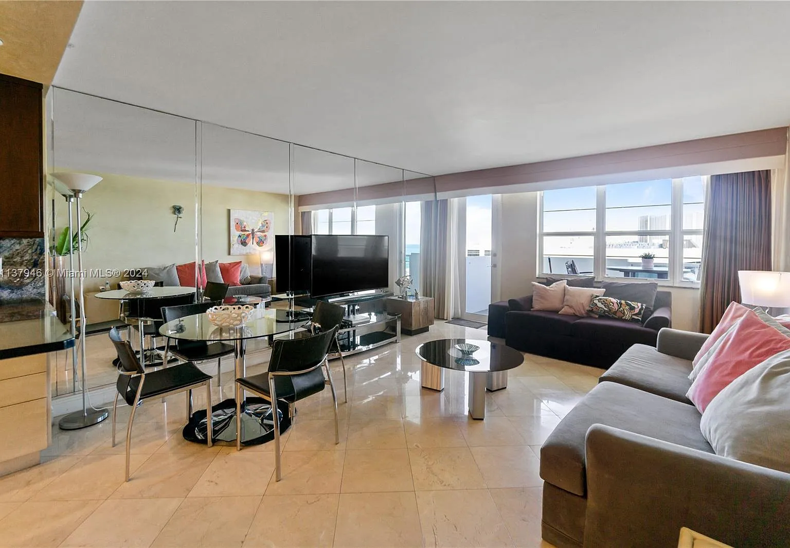 The Decoplage Condo — Photo 4