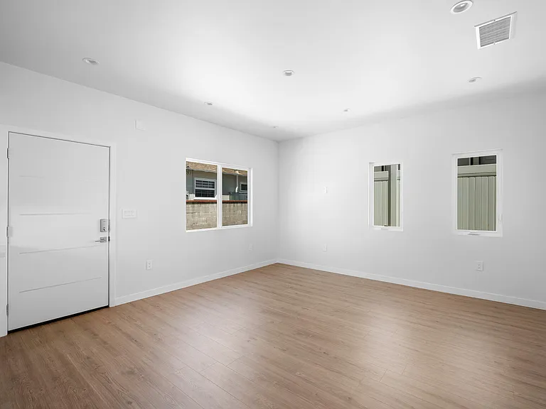10939 Nassau Ave — Photo 7