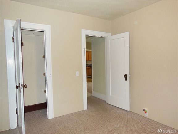 5th image of 534 E Arcadia Ave