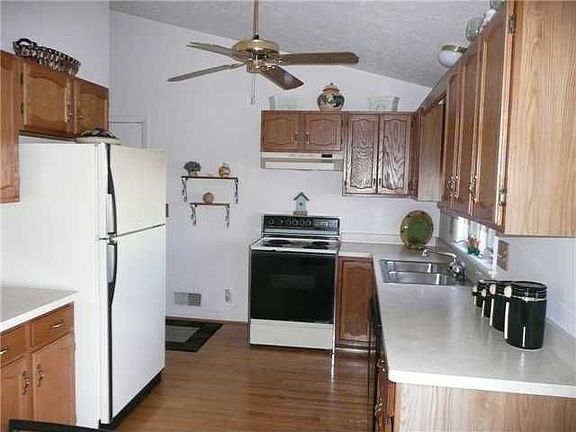 4th image of 54 Markie Dr E