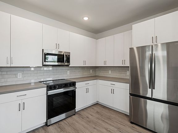 3rd image of 2117 E Voltaire Ave #8