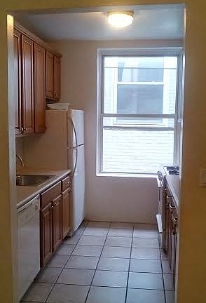 2nd image of 28 Ludlam Pl #2