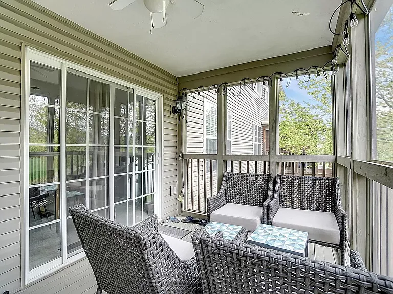 728 Spring Valley Dr — Photo 3
