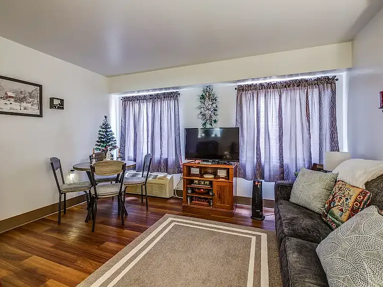 Sullivan Terrace Apartments — Photo 10