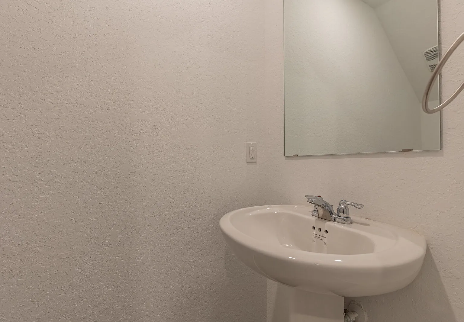 4 bed, 2.5 bath, 1950 sqft, $1,600 — Photo 3