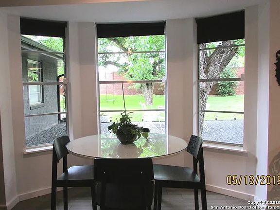5th image of 207 E Castle Ln