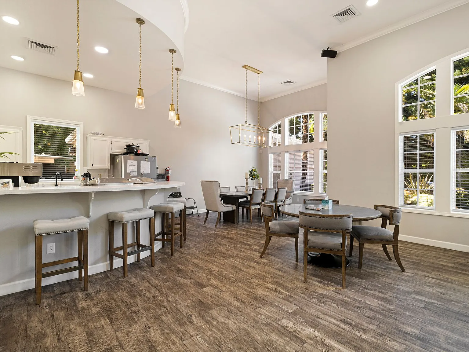 Sterling Oaks Luxury Apartments — Photo 4