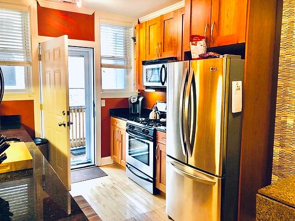 2nd image of 922 W Ainslie St APT 3S