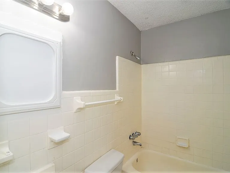 2425 Tuxedo Dr NW — Photo 5