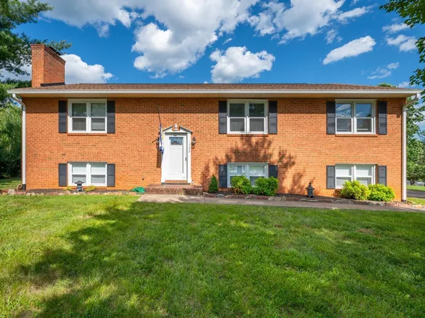 1722 Oakwood St, Bedford, VA 24523