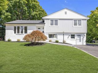 101 Grohmans Ln, Plainview, NY 11803