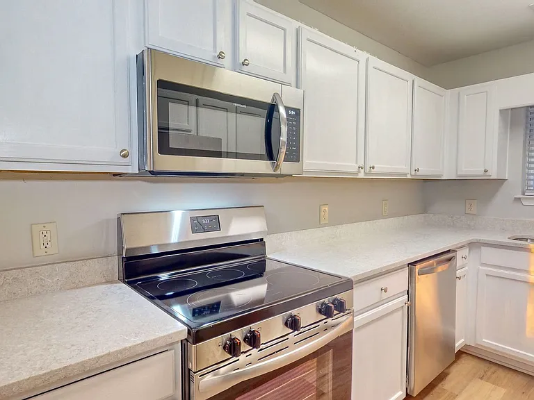 5028 Winfield Dr — Photo 7