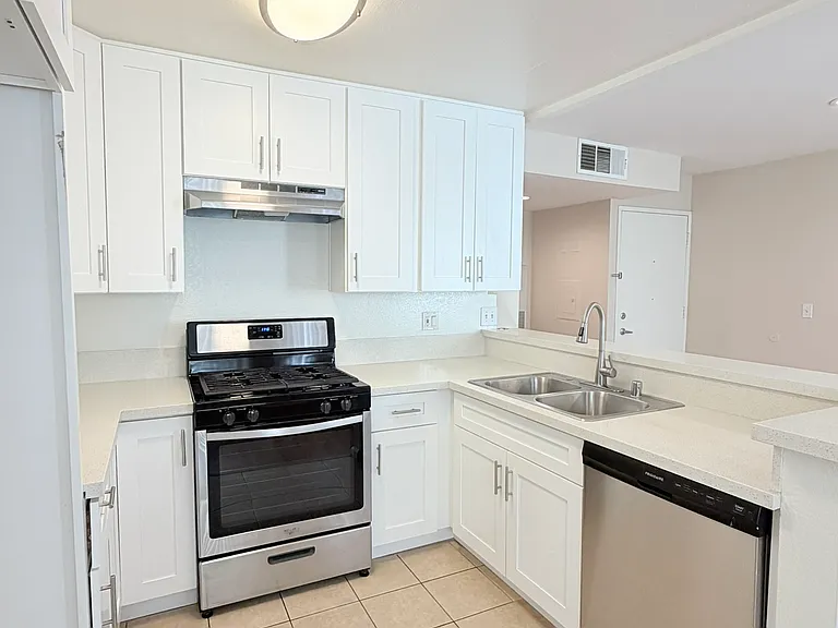 615 W Milford St — Photo 12