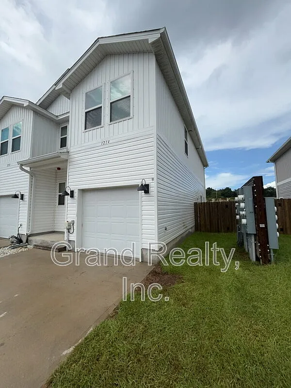 3 bed, 2.5 bath, 1497 sqft, $2,000 — Photo 2