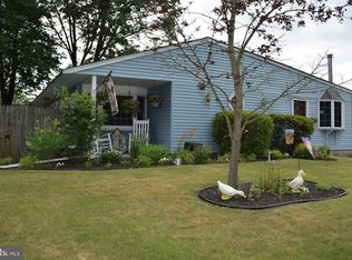12 Old Spruce Ln, Levittown, PA