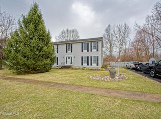 18 Molly White Dr, Coxsackie, NY 12051