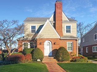 31 N Bayles Ave, Port Washington, NY 11050