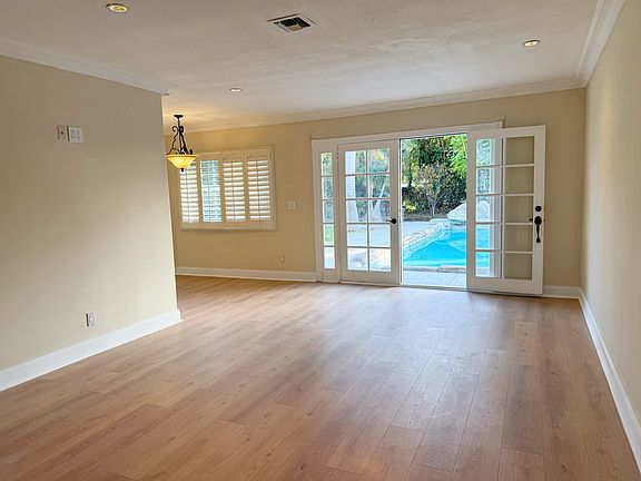 3rd image of 1440 E Vine Ave