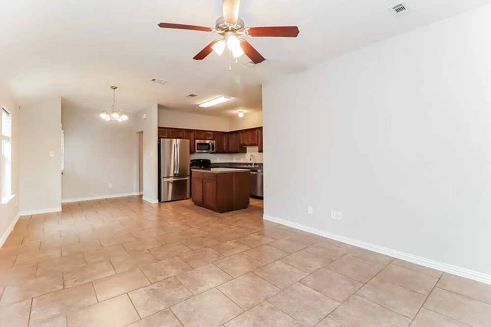 3 bed, 2.0 bath, 1400 sqft, $1,905 — Photo 4