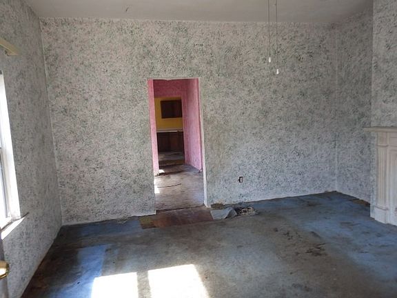 3rd image of 1325 Hughes Pl