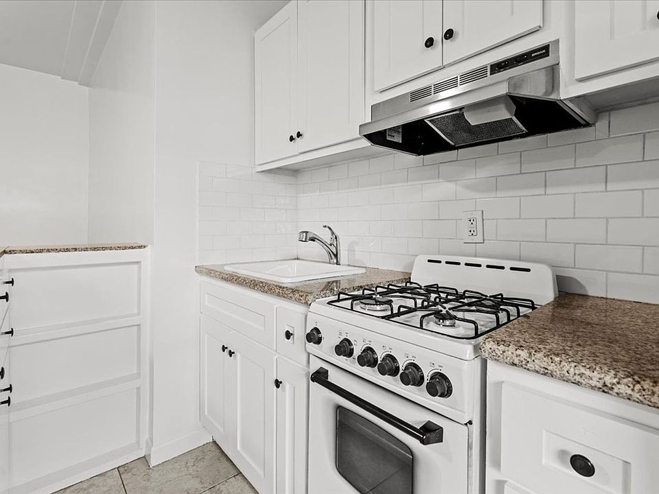 1st image of 1029 S Westmoreland Ave APT 205