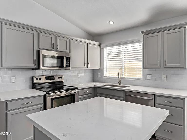 1077 W Laurel Ave — Photo 10