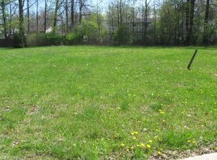 3 Falls Glen Rd, Omstead Falls, OH 44138