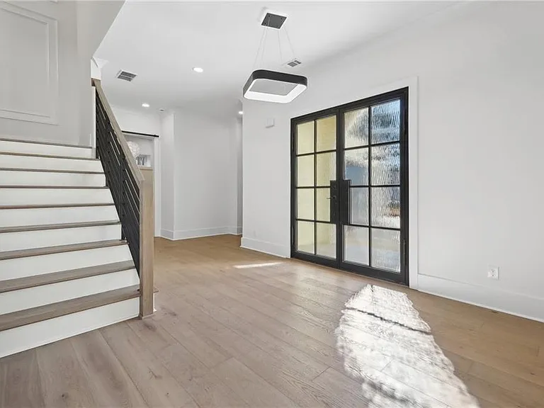 120 Thome Dr — Photo 28
