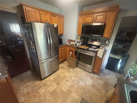 5th image of 334 Manhattan Ave
