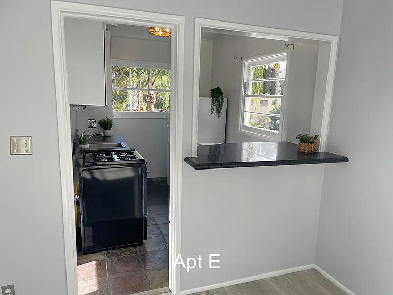 2024 Argyle Ave #E — Photo 4
