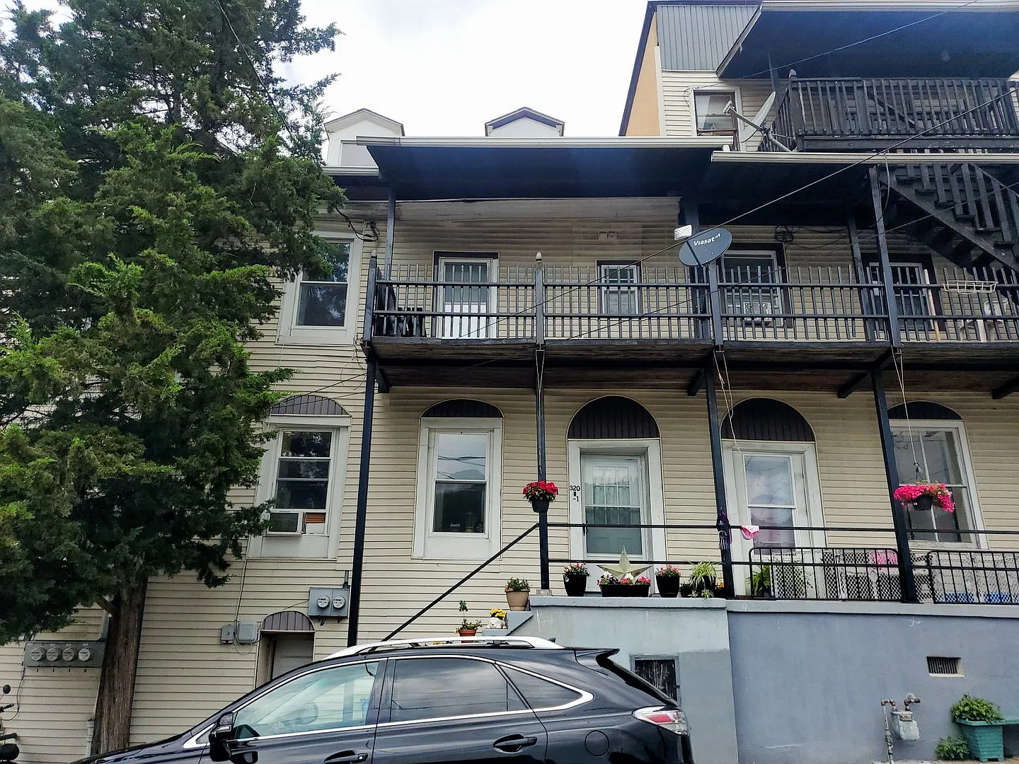 320 Washington St — Photo 2