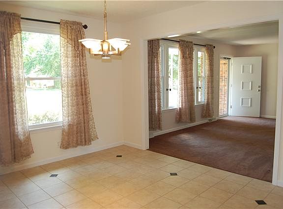 5th image of 902 Lucy Ln