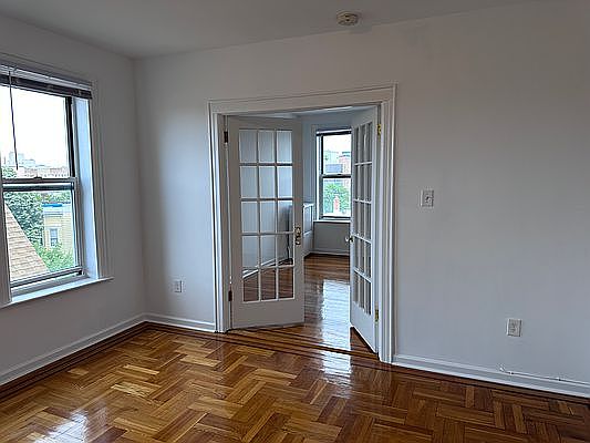 4th image of 2568 37th St #10