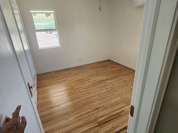 4th image of 518 W Lexington Dr #B