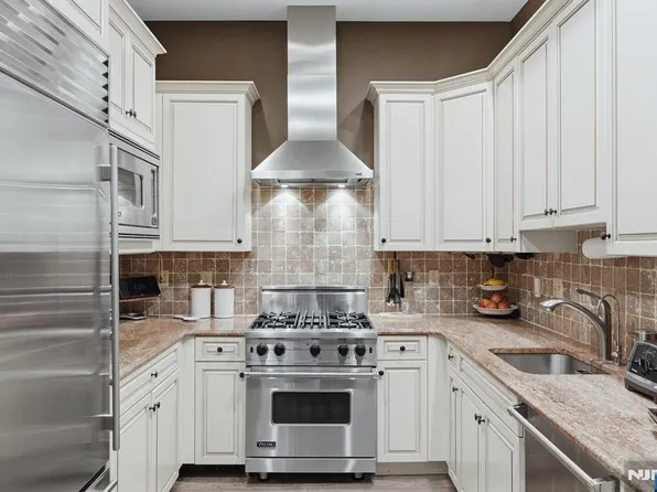 3315 The Plz, Tenafly, NJ 07670
