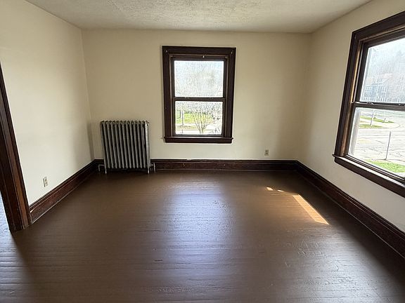 3rd image of 987-989 Dewey Ave