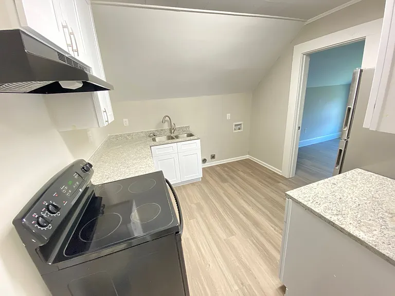 215 W Rice St — Photo 3