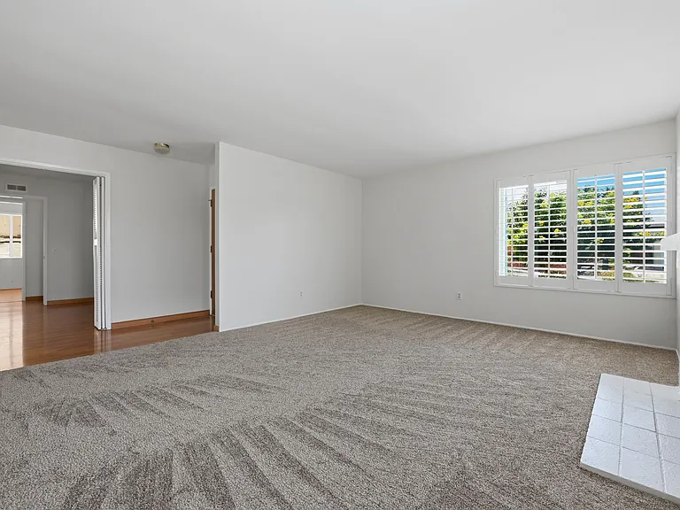 1712 Greentree Rd — Photo 4