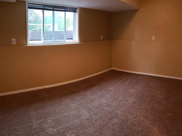 Lower egress bedroom (4)