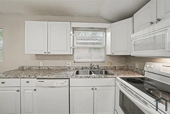8716 N Blvd — Photo 11