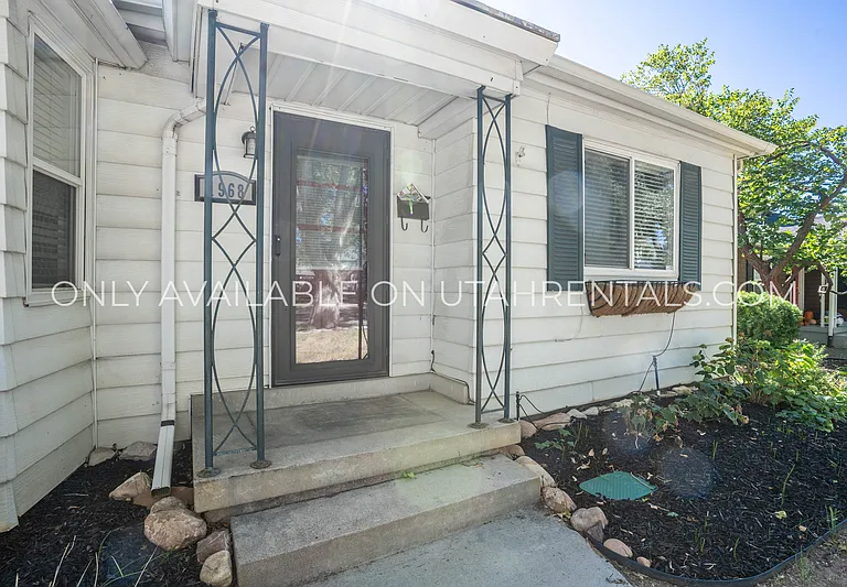 1968 E Blaine Ave — Photo 3