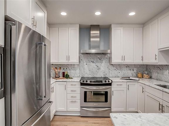 3rd image of 221 W 48th St APT 503