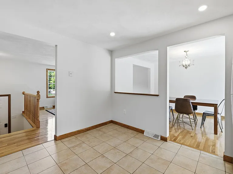 121 Rolling Ridge Ln — Photo 12