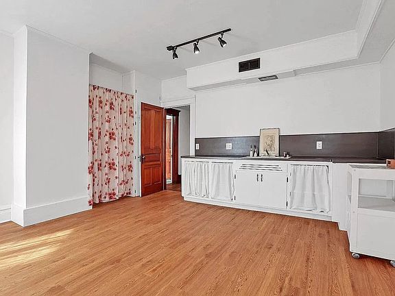 4th image of 365 Hudson Ave #1
