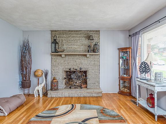 5th image of 472 Ventura Cir