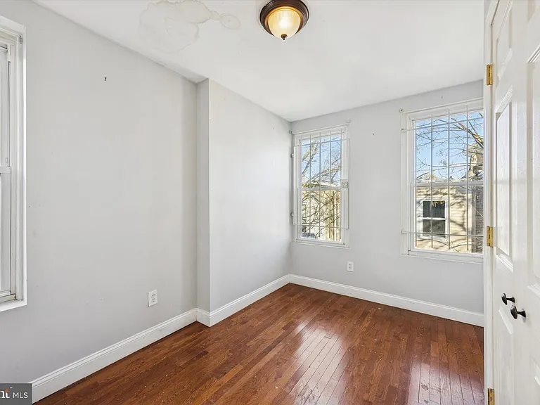 1625 Edgley St — Photo 3
