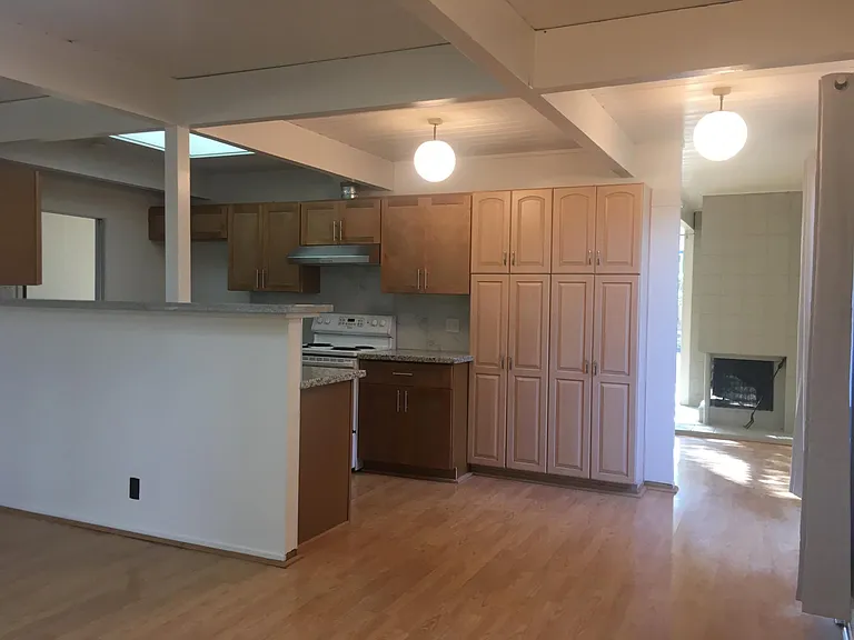 Kitchen w/breakfast bar