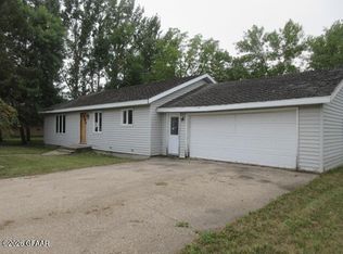 1029 Elm Ave S, Hallock, MN 56728