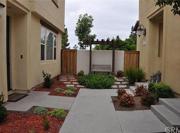 Well maintained front entry